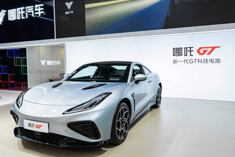 深圳11哪吒汽车在智能汽车领域的表现，领途汽车在新能源汽车市场中的影响力